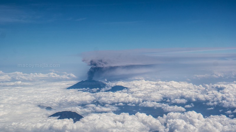 Mt Raung Volcano Erupts, causes flight cancelations around the area ...